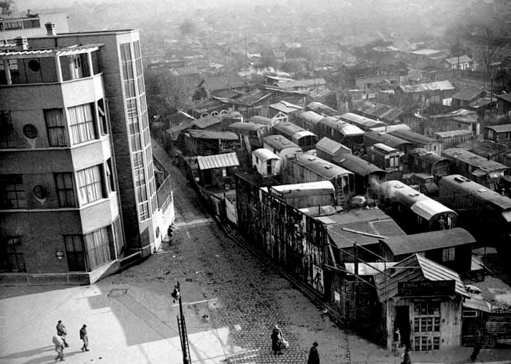 Paris, porte d’Ivry, la Zone devant le groupe scolaire tout neuf, 1940