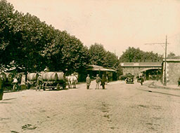 01-Porte de Bercy - vers Paris (12e) - à gauche la seine et le pont national - En face, le chemin de fer de ceinture a été remplacé par le tramway - À droite, l'enceinte existe toujours