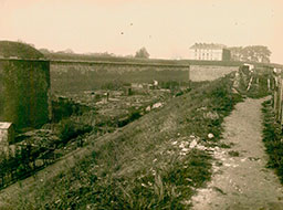 103-Pont de Flandre, vue sur le fort du bastion n° 26, vers Paris (19e)