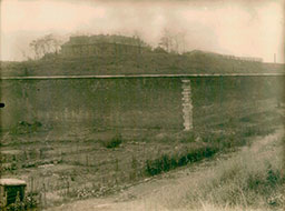 116-Pont de Flandre, derrière le mur, l'hôpital provisoire dans le bastion n° 29 - vers Paris (19e)