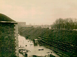 256-Auteuil - En arrière plan, le pont viaduc d'Auteuil (Pont du Garigliano) - vers Paris (16e)