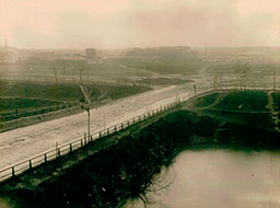 271-Javel - Porte de Sèvres - Le champ de manœuvres, en face, a laissé place à l'Aquaboulevard et à l'héliport de Paris- vers banlieue (15e)