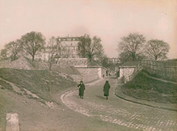 330-Petit-Montrouge - Porte d'Arcueil - À gauche, la caserne d'octroi du bastion n° 81 existe toujours - vers Paris (14e)