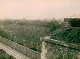 331-Petit-Montrouge - Porte d'Arceuil (entrée dans Paris de la dérivation des Eaux de la Vanne) - vers banlieue (14e)