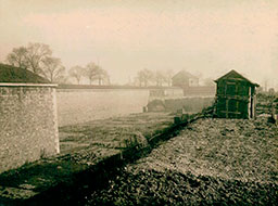 368-Gare - au loin, la caserne du bastion n° 90 - vers Paris (13e)