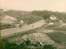 79-Amérique (19e) - Porte du Pré Saint-Gervais - vers banlieue - À gauche, le futur Parc de la Butte du Chapeau Rouge