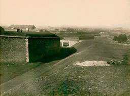 82-Amérique - À droite, le futur Parc de la Butte du Chapeau Rouge - vers Paris (19e)