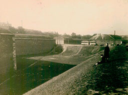 90-Amérique - Porte Chaumont (ou poterne du Pré-Saint-Gervais) - vers Paris (19e)